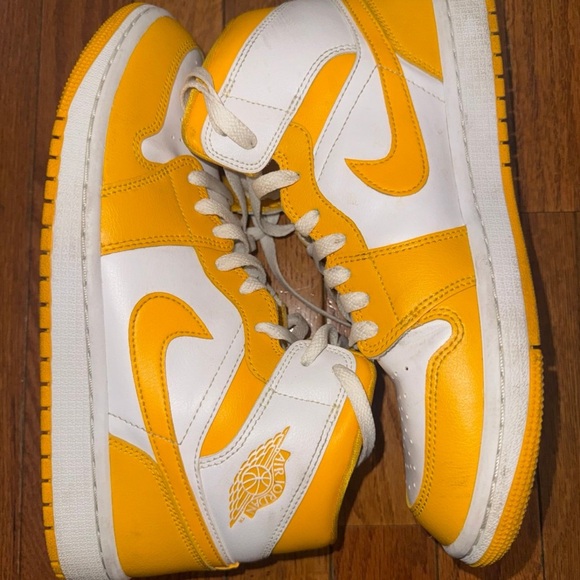 Nike Air Jordan White and Yellow High-Tops - Picture 6 of 7